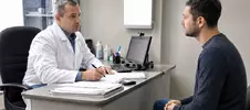мужчина проходит наркологическую экспертизу у врача